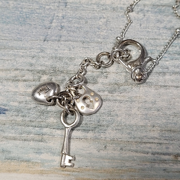 FOSSIL Horseshoe Necklace. - Picture 4 of 7